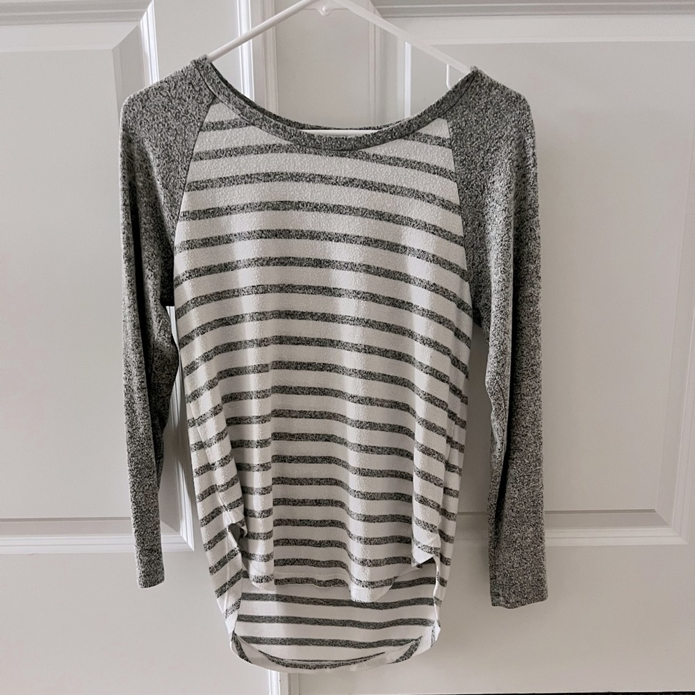 Long Sleeve Tee. gray and white stripped.
